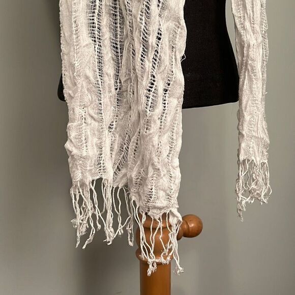 Long, lightweight mesh scarf  - Picture 5 of 6
